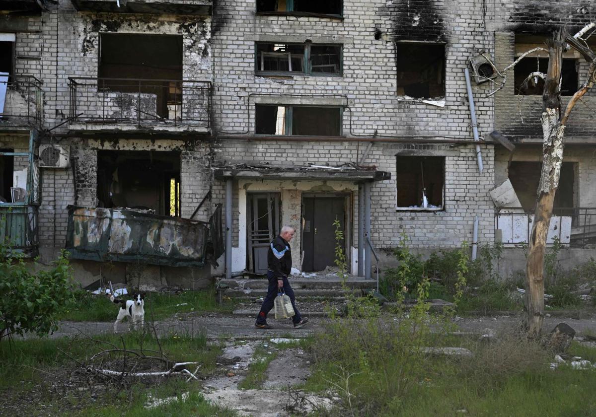 Un hombre camina frente a un edificio destruido por los ataques de las tropas rusas en la región ucraniana de Donetsk.
