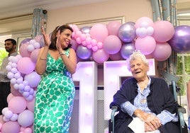 Ethel Caterham, durante su fiesta de cumpleaños.