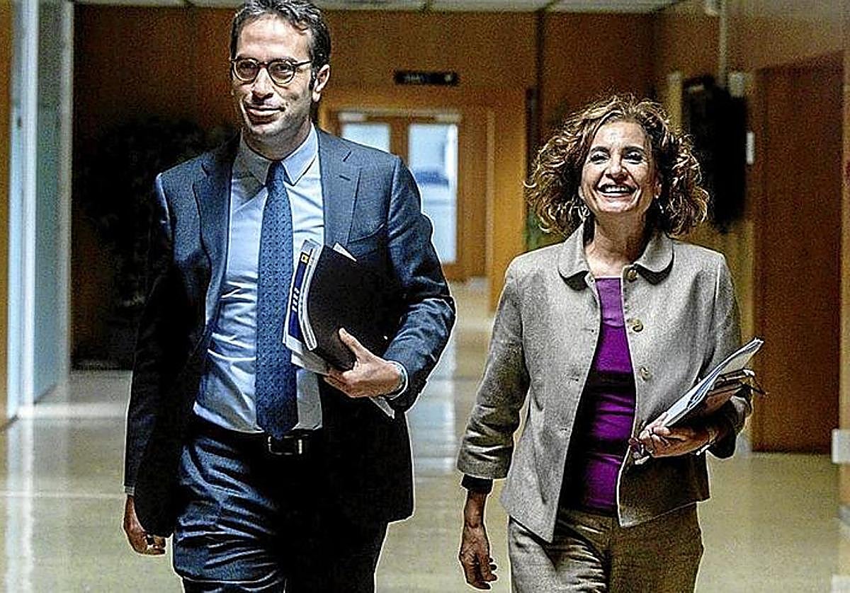 Los ministros de Economía. Carlos Cuerpo, y de Hacienda, María Jesús Montero, en los pasillos del Senado.