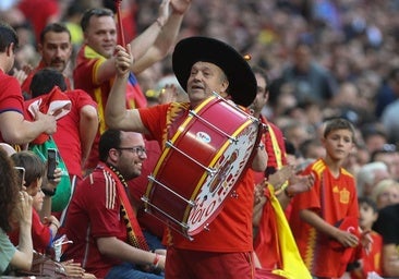 Manolo 'el del Bombo', animando durante un partido de la selección española.