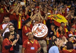 Manolo 'el del Bombo', animando durante un partido de la selección española.