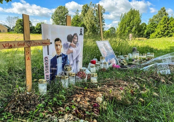 Flores y otros objetos en un lugar conmemorativo para los jóvenes asesinados a tiros en el suburbio de Varberga, en Orebro (Suecia).