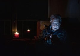 Un hombre con velas durante el apagón, a 28 de abril de 2025, en Barcelona, Catalunya (España).
