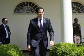 Marco Rubio camina por el exterior de la Casa Blanca.