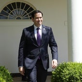 Marco Rubio camina por el exterior de la Casa Blanca.