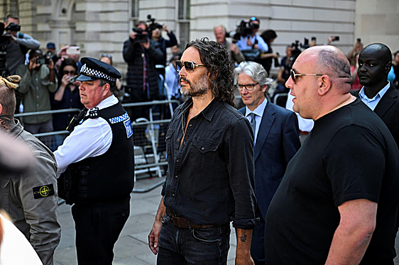 Russell Brand, exmarido de Katy Perry, en libertad condicional acusado de violación y otros abusos sexuales