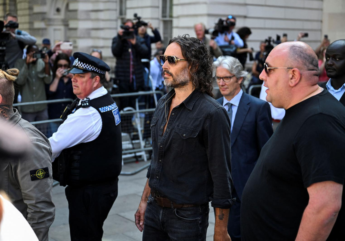Russell Brand, exmarido de Katy Perry, en libertad condicional acusado de violación y otros abusos sexuales