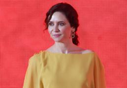 Isabel Díaz Ayuso, espectacular, con el conjunto de invitada perfecto: blusa vaporosa y la falda más favorecedora
