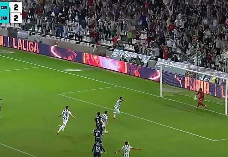 El Córdoba tumba a un Cádiz con diez y presenta su candidatura al 'playoff'