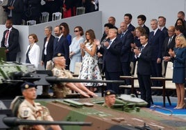 Donald Trump con su esposa, Melania, junto a Emmanuel Macron y su mujer, Brigitte, en el desfile del 14 de julio en París en 2017.