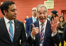 Nigel Farage muestra su alegría por los seis votos que han dado a su partido el escaño en el distrito de Runcorn y Helsby.