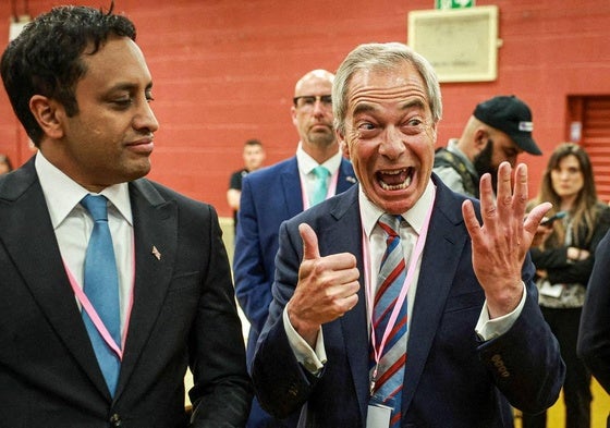 Nigel Farage muestra su alegría por los seis votos que han dado a su partido el escaño en el distrito de Runcorn y Helsby.
