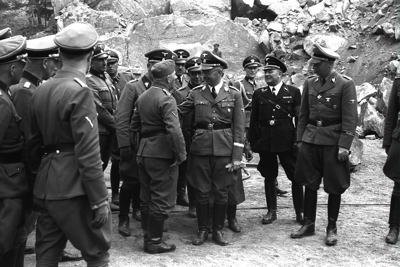 Himmler saluda a los suboficiales. Foto: Amical de Mauthausen