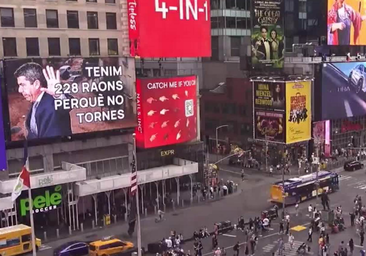 Compromís «recibe» a Mazón en Nueva York con un mensaje en Times Square
