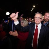 Anthony Albanese hace un gesto de victoria.