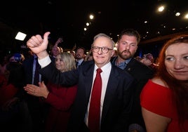 Anthony Albanese hace un gesto de victoria.