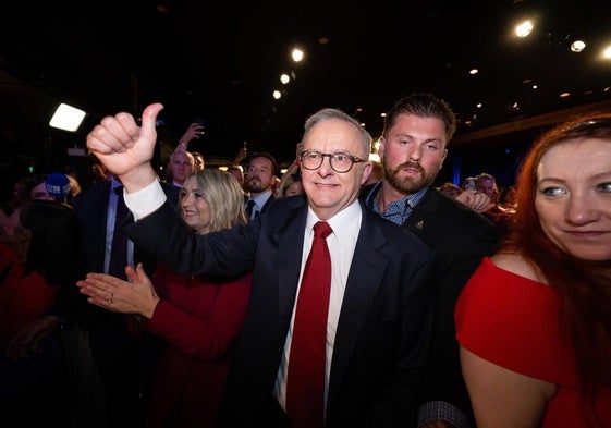 Anthony Albanese hace un gesto de victoria.
