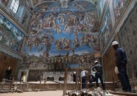 Instalación de tarimas en la Capilla Sixtina.