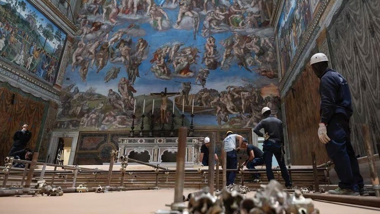 Instalación de tarimas en la Capilla Sixtina.