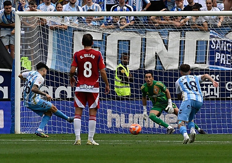 El Málaga se lleva el derbi andaluz y acaricia la permanencia