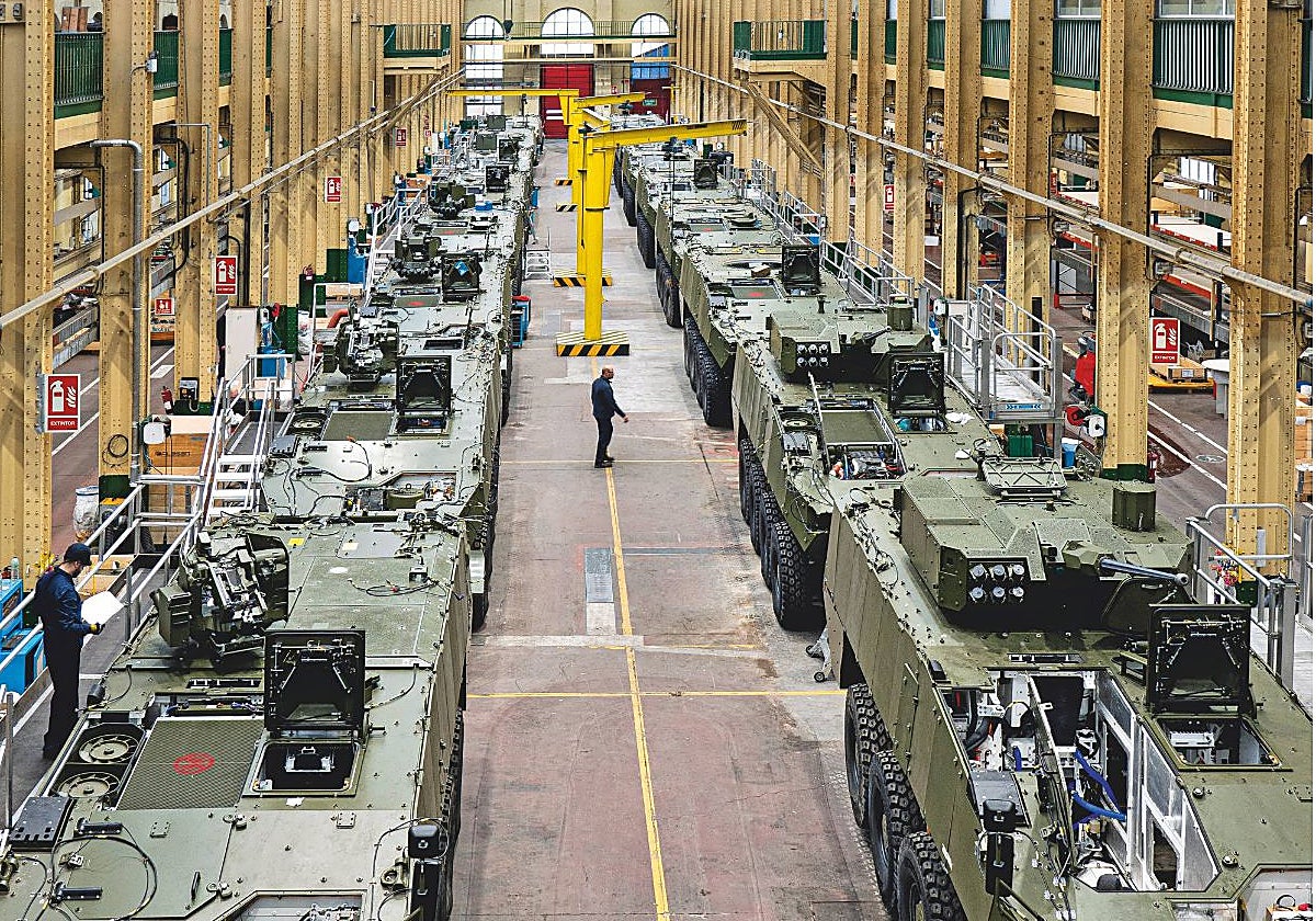 Vehículos blindados 8x8 en el taller de montaje de la fábrica de armas de Trubia, sede en Asturias de Santa Bárbara Sistemas.
