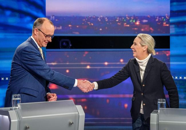 El líder conservador Friedrich Merz y la jefa de la ultraderechista AfD, Alice Weidel, se saludan antes de un debate televisado durante la pasada campaña electoral.
