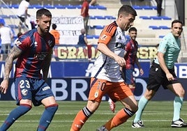 El Oviedo derrota a un Huesca con diez y se acerca a los puestos de ascenso directo