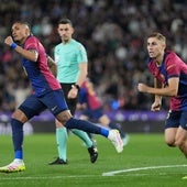 Raphinha y Fermín celebran el primero de los goles que fraguaron la remontada del Barça en Zorrilla.