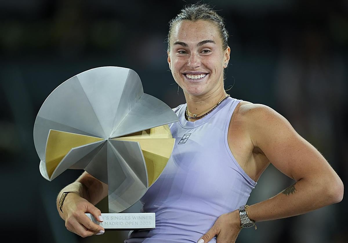 Aryna Sabalenka posa con el trofeo que la acredita como campeona del Masters 1.000 de Madrid.