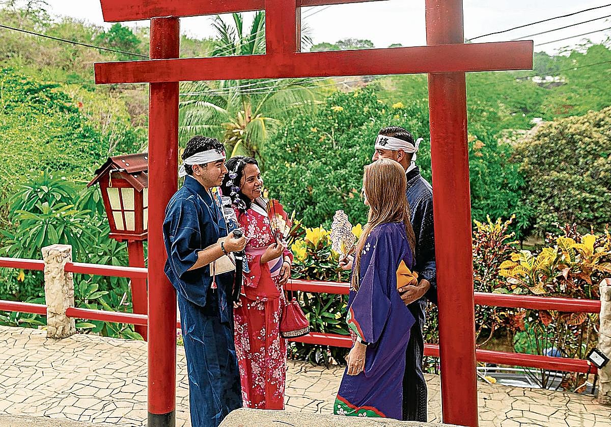 Una llamativa Torii -puerta sagrada- de madera pintada de rojo recibe a los turistas.