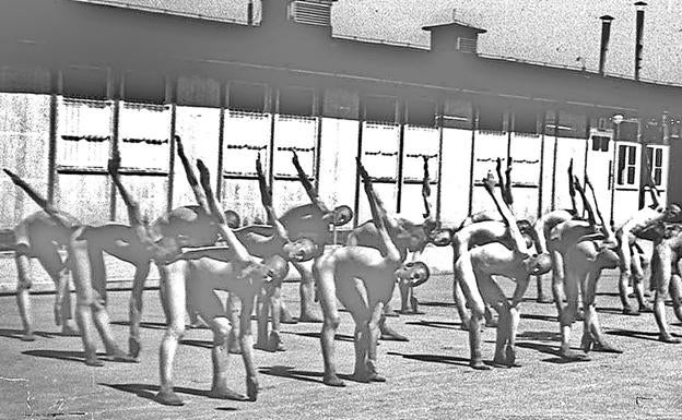 Prisioneros, malnutridos y desnudos, hacen ejercicio en el patio, una rutina que se repetía en invierno a -20º.