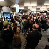 Pasajeros en la estación de Atocha afectados en el servicio de alta velocidad por el robo de cable en cuatro puntos de la provincia de Toledo.