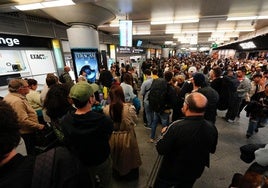 Pasajeros en la estación de Atocha afectados en el servicio de alta velocidad por el robo de cable en cuatro puntos de la provincia de Toledo.