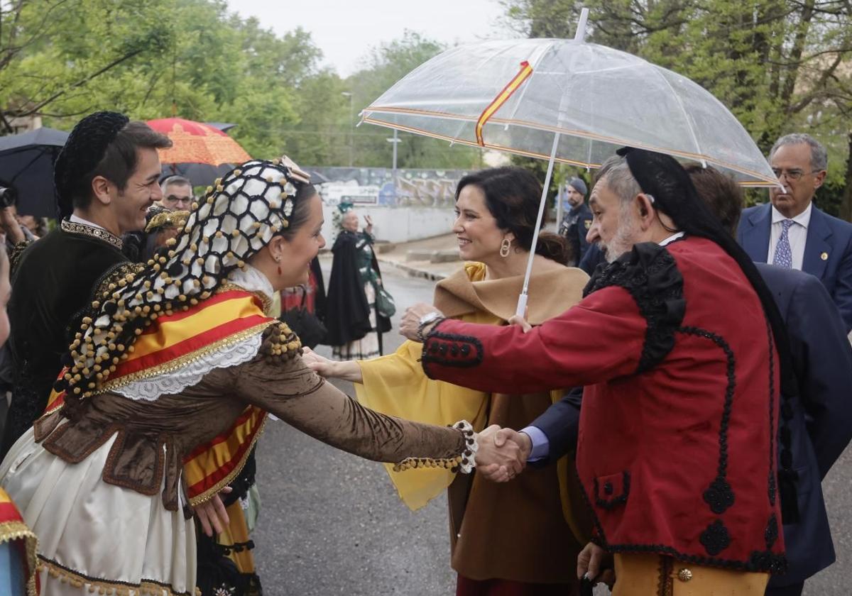 Isabel Díaz Ayuso durante la ofrenda floral en Madrid a los héroes del Dos de Mayo.