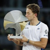 Casper Ruud besa el trofeo que le acredita como campeón del Masters 1.000 de Madrid.