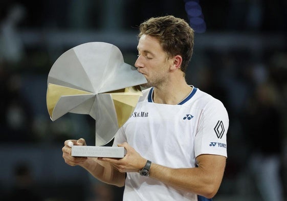 Casper Ruud besa el trofeo que le acredita como campeón del Masters 1.000 de Madrid.