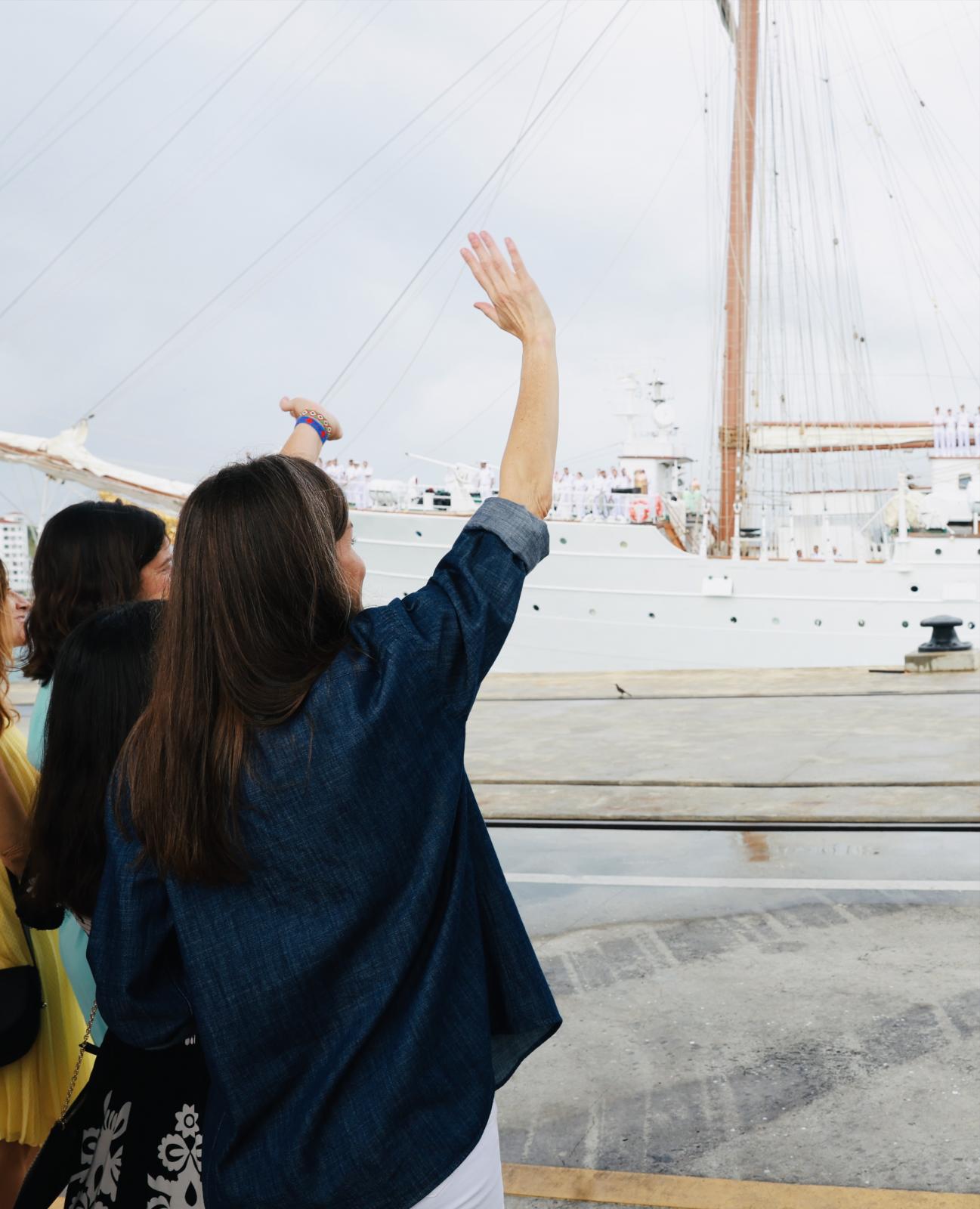 La reina Letizia saluda a su hija desde el muelle.