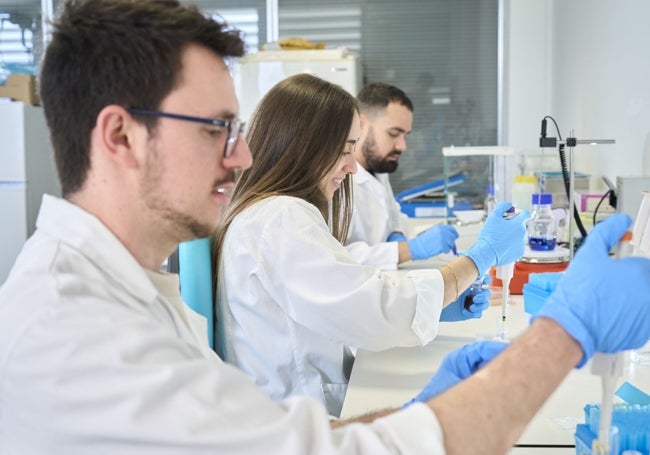 Los tres biotecnólogos, en el laboratorio.