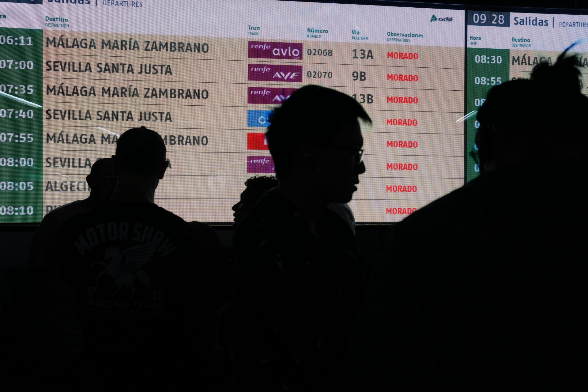 Pantalla informativa con los horarios actualizados sobre las salidas de trenes
