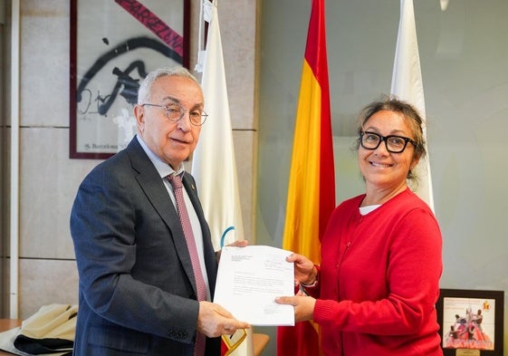 Alejandro Blanco presenta sus avales a la secretaria general del COE, Victoria Cabezas.