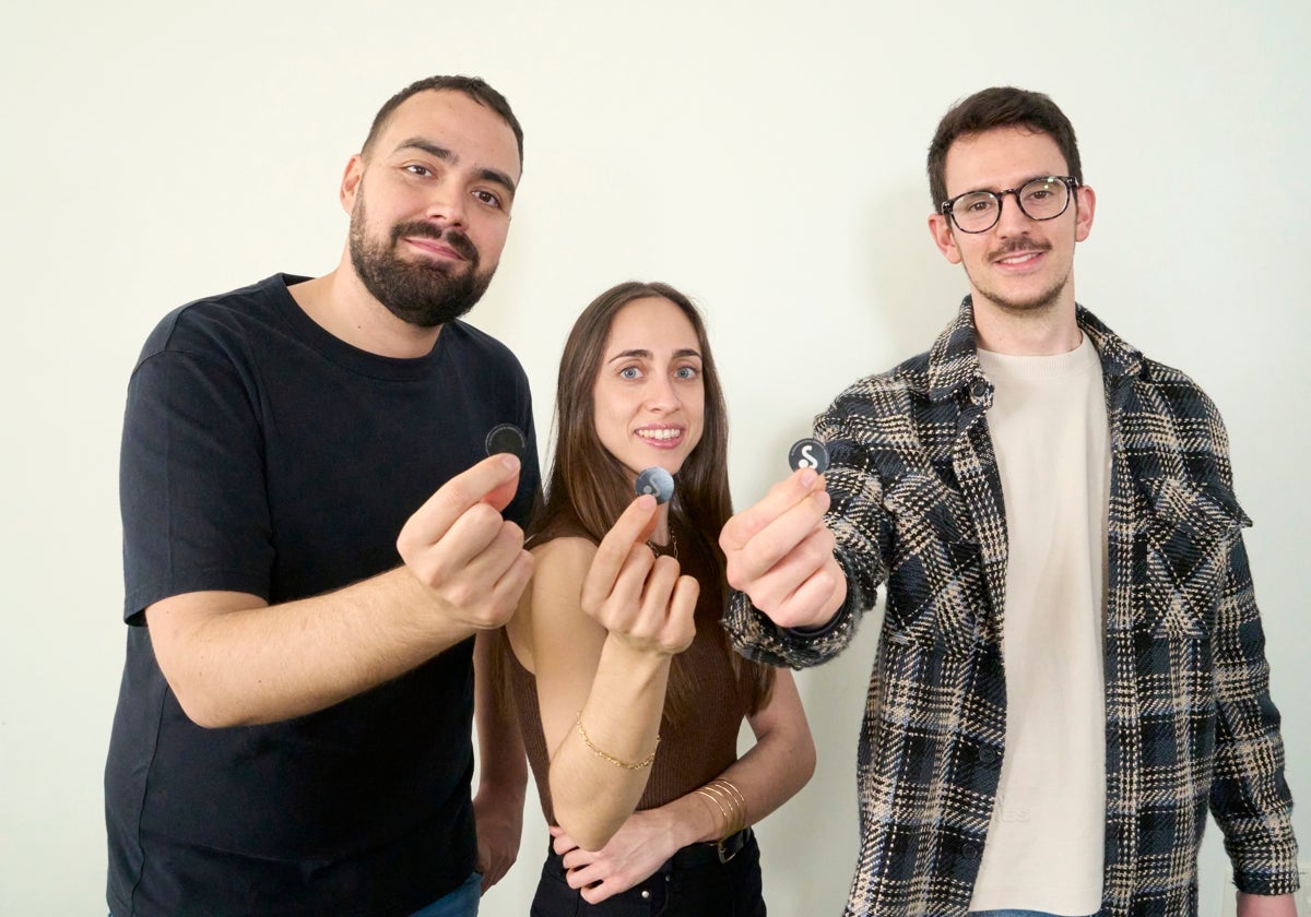 Pablo, primero a la izquierda, junto a Pilar y Luis, muestran sus etiquetas inteligentes para alimentos.