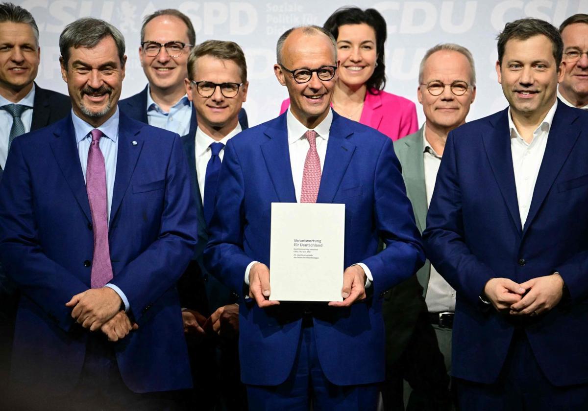 El líder de la CDU y próximo canciller alemán, Friedrich Merz, el copresidente del SPD, Lars Klingbeil y el líder de la CSU, Markus Söder, posan con el acuerdo de coalición.