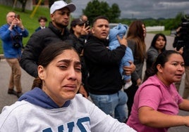 Una mujer llora al ver partir un autobús en Nashville que transporta a migrantes que serán deportados.