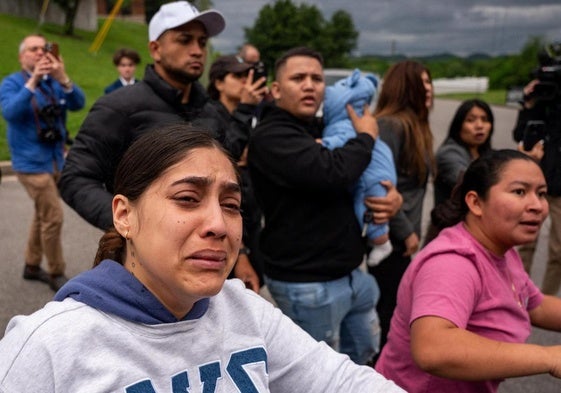 Una mujer llora al ver partir un autobús en Nashville que transporta a migrantes que serán deportados.