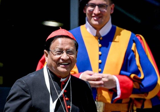 El cardenal Charles Maung Bo de Myanmar sale después de la reunión de la Congregación General de Cardenales.