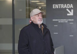 Jesús María Menéndez, el 'padre Chus', a la entrada de los juzgados de Gijón.