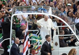 El Papa Francisco a bordo del papamóvil.