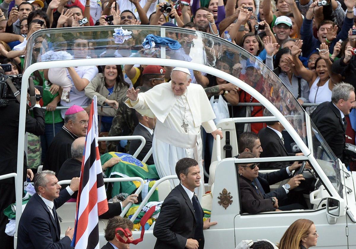 El Papa Francisco a bordo del papamóvil.