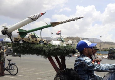 Israel y Estados Unidos responden a los ataques hutíes con bombardeos contra el puerto yemení de Hodeidah