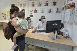 Un pediatra atiende a un niño en su consulta, en un centro de salud de Murcia.